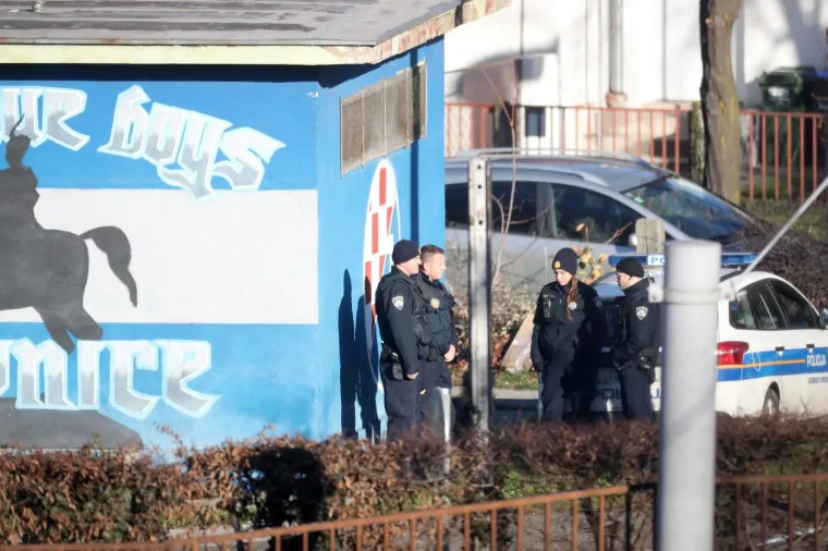 Promet dijelom Ulice kneza Branimira tijekom jutra je potpuno blokiran. Policija je potvrdila da je u tijeku policijsko postupanje zbog prijetnje samoubojstvom. Na terenu je i specijalna policija.