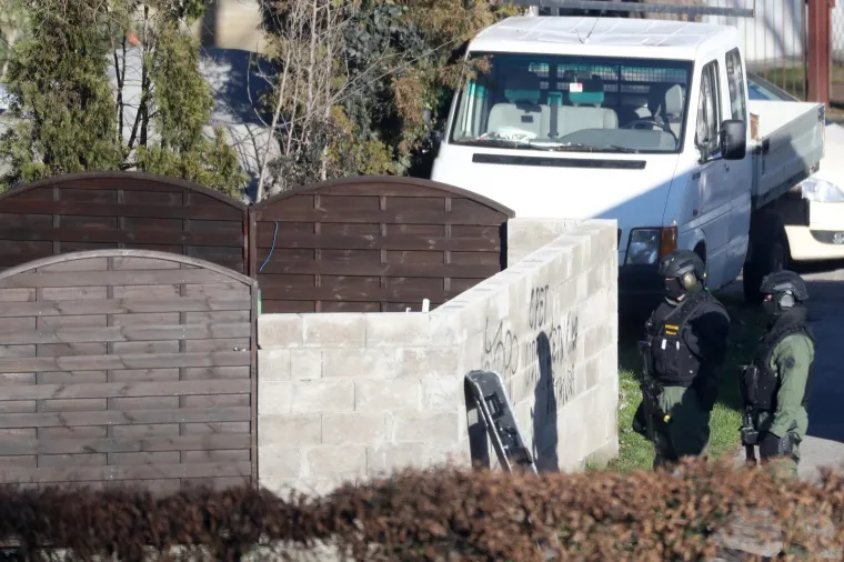 Promet dijelom Ulice kneza Branimira tijekom jutra je potpuno blokiran. Policija je potvrdila da je u tijeku policijsko postupanje zbog prijetnje samoubojstvom. Na terenu je i specijalna policija.