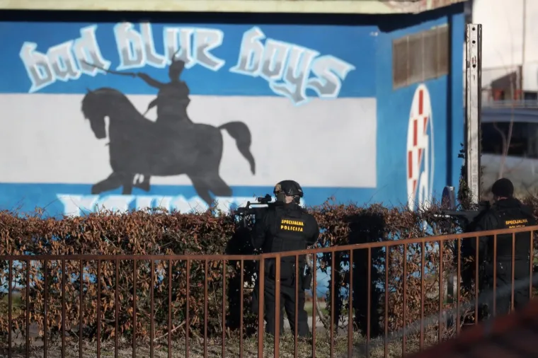 Promet dijelom Ulice kneza Branimira tijekom jutra je potpuno blokiran. Policija je potvrdila da je u tijeku policijsko postupanje zbog prijetnje samoubojstvom. Na terenu je i specijalna policija.