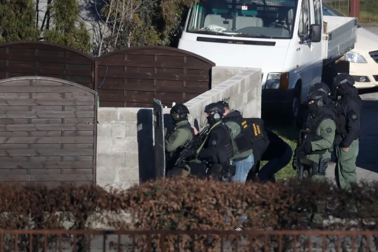 Promet dijelom Ulice kneza Branimira tijekom jutra je potpuno blokiran. Policija je potvrdila da je u tijeku policijsko postupanje zbog prijetnje samoubojstvom. Na terenu je i specijalna policija.