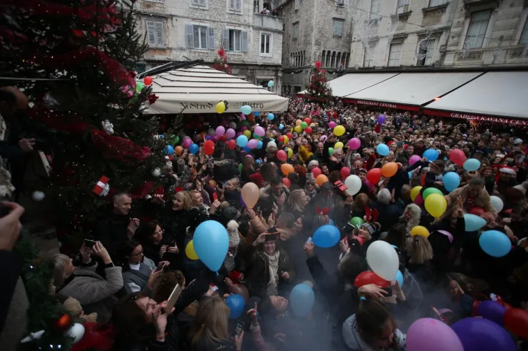 Tisuće građana točno u 15 sati dočekalo je Novu godinu na Pjaci uz balone, glazbu i umjetni snijeg