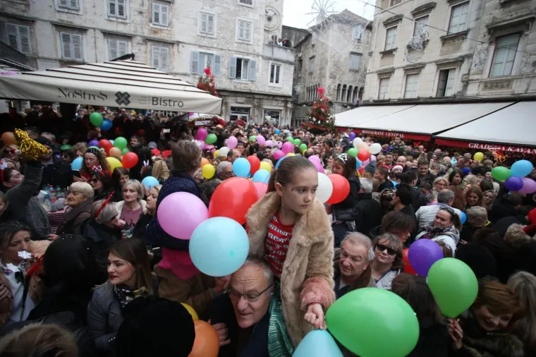 Tisuće građana točno u 15 sati dočekalo je Novu godinu na Pjaci uz balone, glazbu i umjetni snijeg