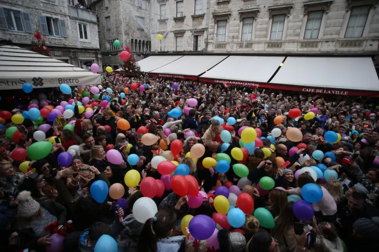 Tisuće građana točno u 15 sati dočekalo je Novu godinu na Pjaci uz balone, glazbu i umjetni snijeg
