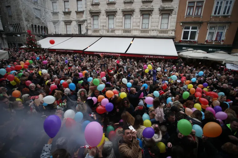 Tisuće građana točno u 15 sati dočekalo je Novu godinu na Pjaci uz balone, glazbu i umjetni snijeg