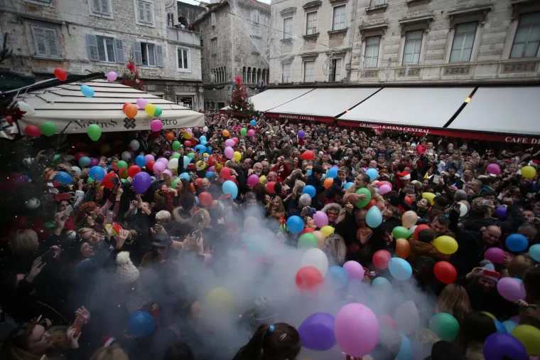 Tisuće građana točno u 15 sati dočekalo je Novu godinu na Pjaci uz balone, glazbu i umjetni snijeg