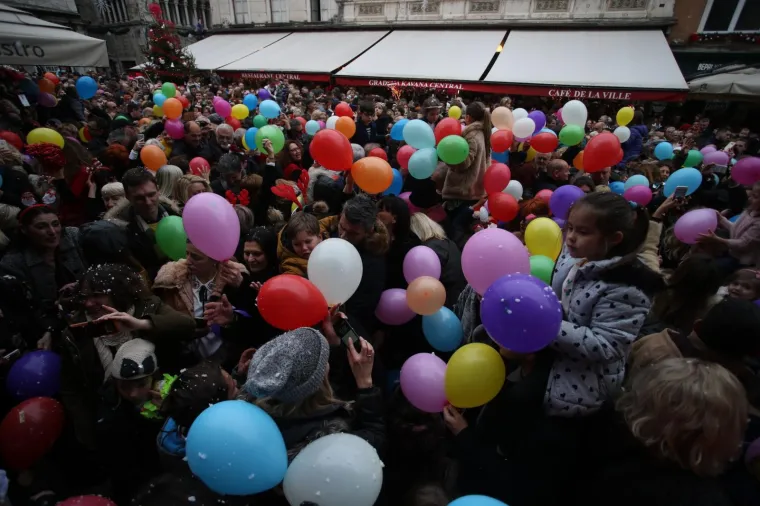 Tisuće građana točno u 15 sati dočekalo je Novu godinu na Pjaci uz balone, glazbu i umjetni snijeg