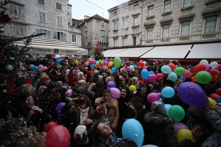 Tisuće građana točno u 15 sati dočekalo je Novu godinu na Pjaci uz balone, glazbu i umjetni snijeg