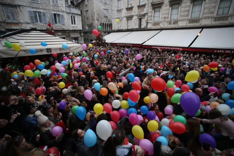 Tisuće građana točno u 15 sati dočekalo je Novu godinu na Pjaci uz balone, glazbu i umjetni snijeg