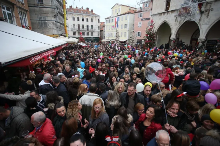 Tisuće građana točno u 15 sati dočekalo je Novu godinu na Pjaci uz balone, glazbu i umjetni snijeg