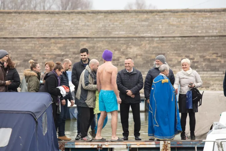Osijek - Duško Rudež Tuljan po 32. put okupao se u rijeci Dravi i tako svim građanima čestitao Novu 2018. godinu. Tuljanu na skoku čestitao je gradonacelnik Ivan Vrkić.