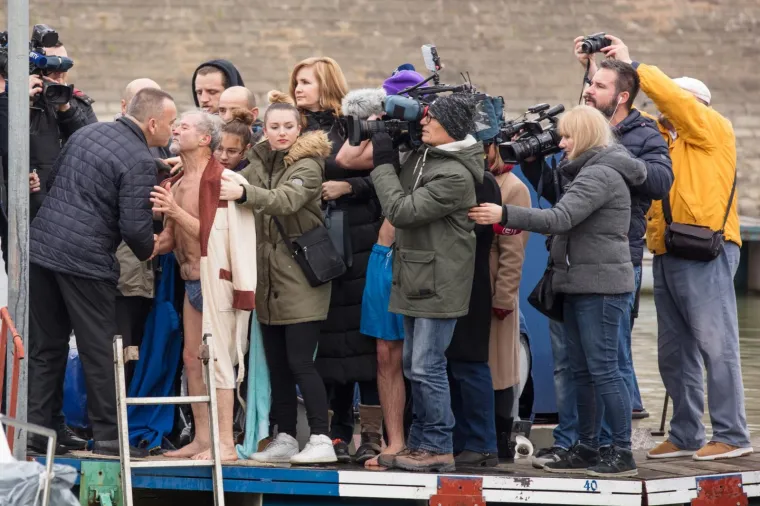 ČOVJEK TULJAN SE PO 32. PUT OKUPAO U LEDENOJ DRAVI: Osječanima uranjanjem u hladnu vodu čestitao Novu 2018.