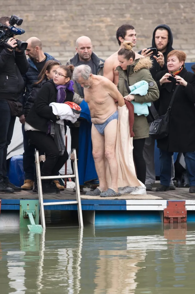 ČOVJEK TULJAN SE PO 32. PUT OKUPAO U LEDENOJ DRAVI: Osječanima uranjanjem u hladnu vodu čestitao Novu 2018.