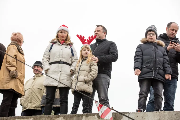 ČOVJEK TULJAN SE PO 32. PUT OKUPAO U LEDENOJ DRAVI: Osječanima uranjanjem u hladnu vodu čestitao Novu 2018.