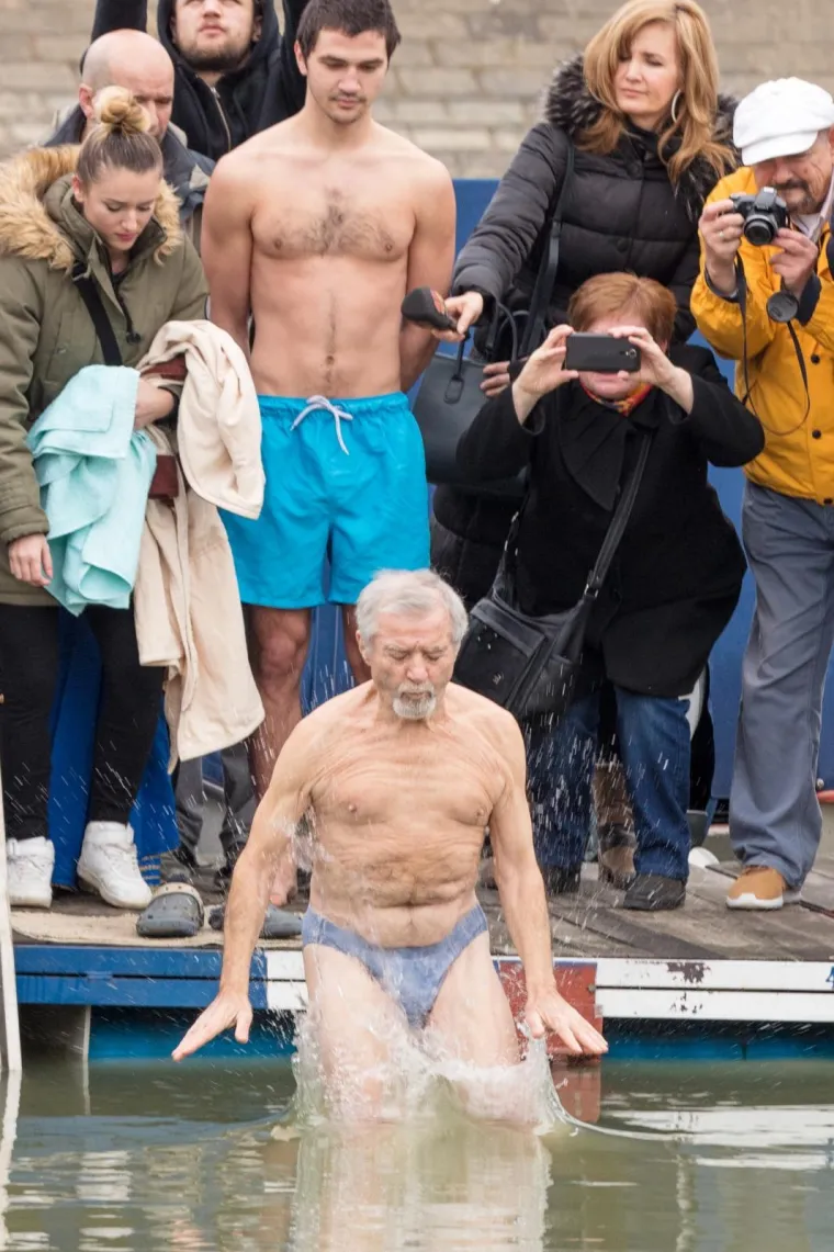ČOVJEK TULJAN SE PO 32. PUT OKUPAO U LEDENOJ DRAVI: Osječanima uranjanjem u hladnu vodu čestitao Novu 2018.
