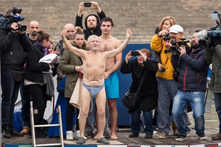 ČOVJEK TULJAN SE PO 32. PUT OKUPAO U LEDENOJ DRAVI: Osječanima uranjanjem u hladnu vodu čestitao Novu 2018.