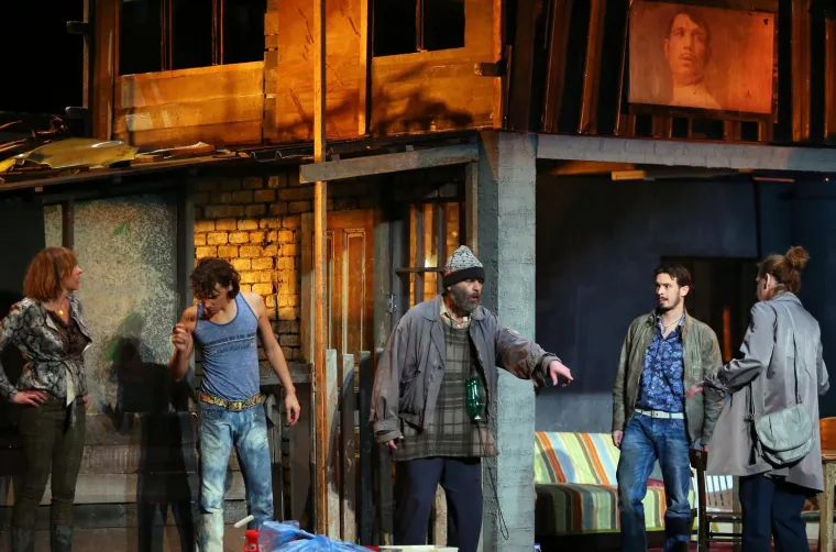 Predstavu je režirao Ivica Buljan, po po istoimenu romanu Kristiana Novaka.