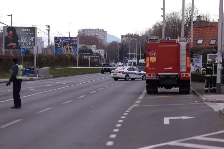 DUGE CIJEVI NA BRANIMIROVOJ: Muškarac zatočen u kući prijeti samoubojstvom
