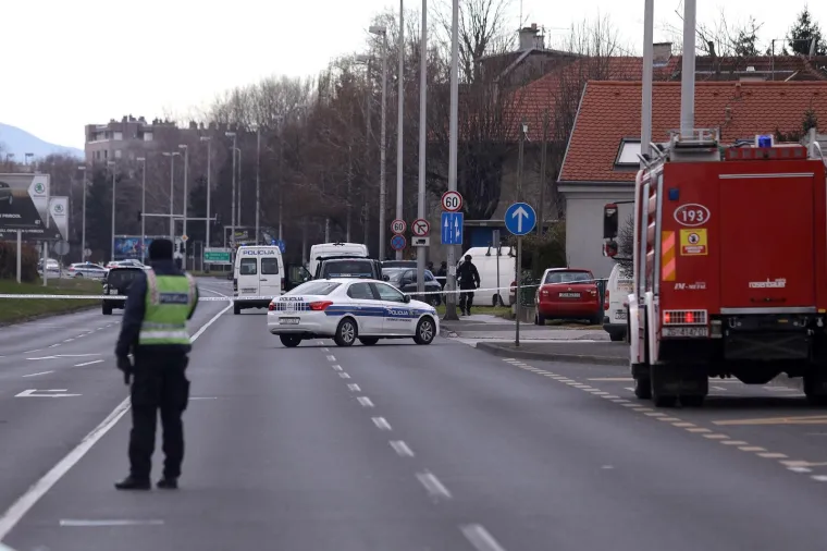 DUGE CIJEVI NA BRANIMIROVOJ: Muškarac zatočen u kući prijeti samoubojstvom