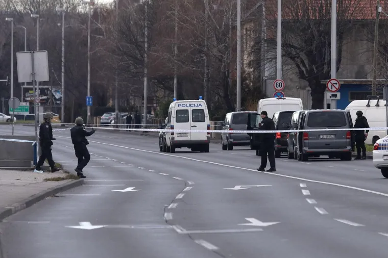 DUGE CIJEVI NA BRANIMIROVOJ: Muškarac zatočen u kući prijeti samoubojstvom