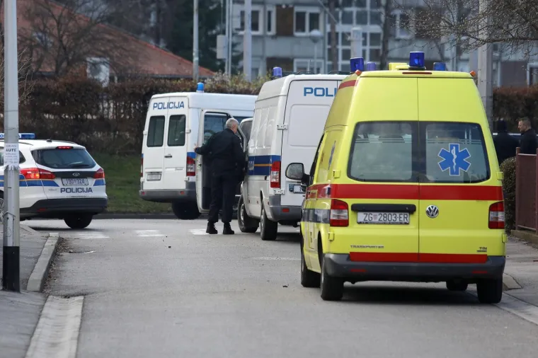 DUGE CIJEVI NA BRANIMIROVOJ: Muškarac zatočen u kući prijeti samoubojstvom