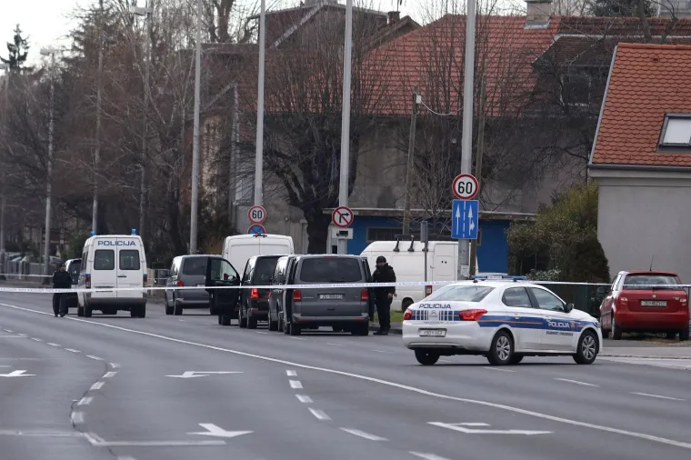 DUGE CIJEVI NA BRANIMIROVOJ: Mu&scaron;karac zatočen u kući prijeti samoubojstvom