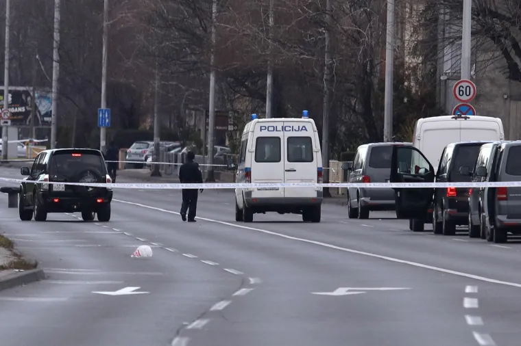 DUGE CIJEVI NA BRANIMIROVOJ: Mu&scaron;karac zatočen u kući prijeti samoubojstvom