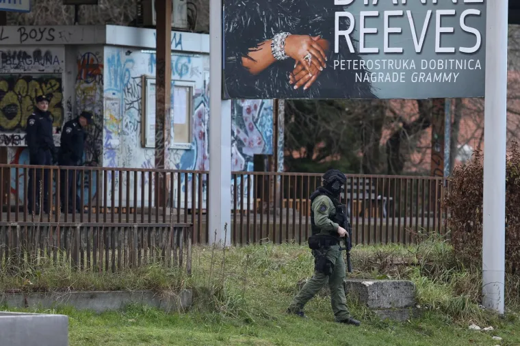 DUGE CIJEVI NA BRANIMIROVOJ: Mu&scaron;karac zatočen u kući prijeti samoubojstvom