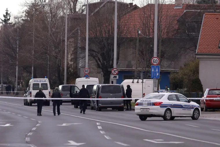 DUGE CIJEVI NA BRANIMIROVOJ: Mu&scaron;karac zatočen u kući prijeti samoubojstvom