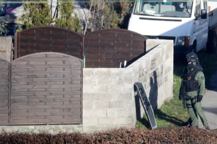 DUGE CIJEVI NA BRANIMIROVOJ: Mu&scaron;karac zatočen u kući prijeti samoubojstvom