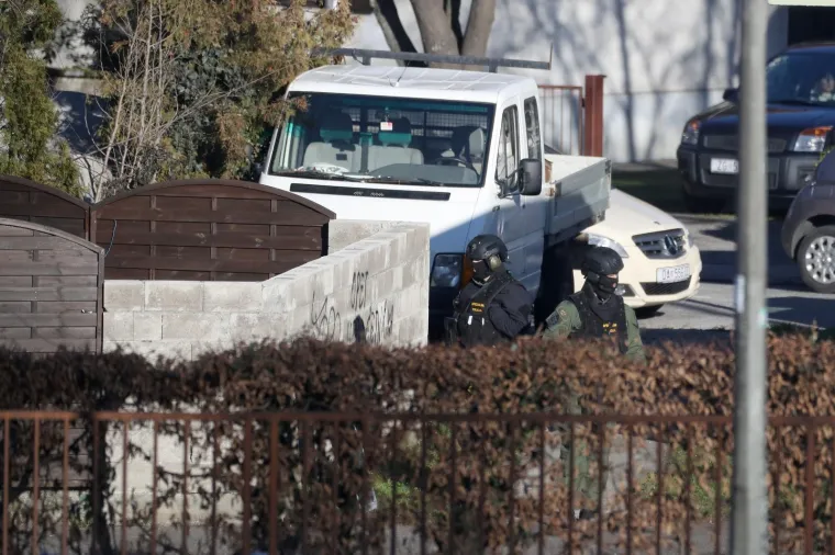 DUGE CIJEVI NA BRANIMIROVOJ: Mu&scaron;karac zatočen u kući prijeti samoubojstvom
