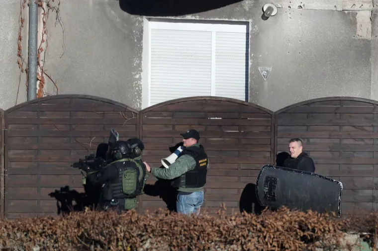 DUGE CIJEVI NA BRANIMIROVOJ: Mu&scaron;karac zatočen u kući prijeti samoubojstvom