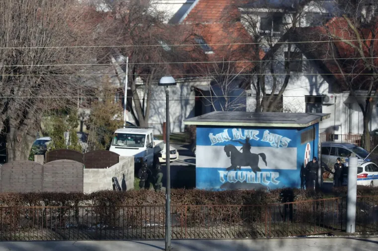 DUGE CIJEVI NA BRANIMIROVOJ: Mu&scaron;karac zatočen u kući prijeti samoubojstvom