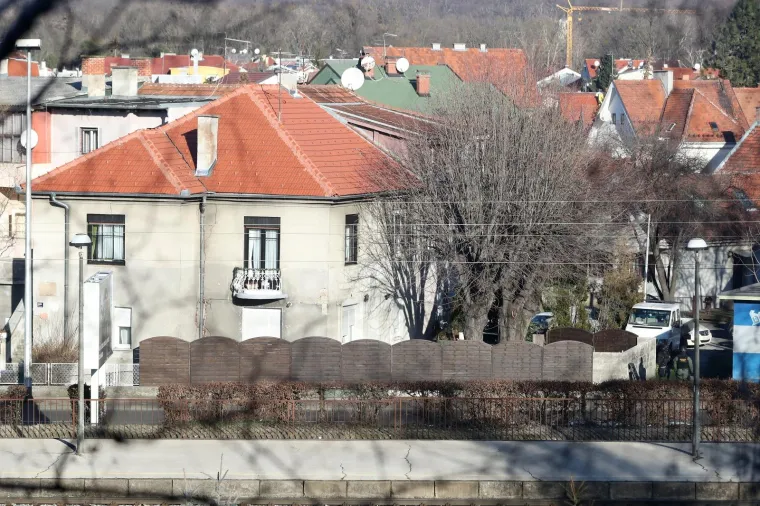 DUGE CIJEVI NA BRANIMIROVOJ: Mu&scaron;karac zatočen u kući prijeti samoubojstvom