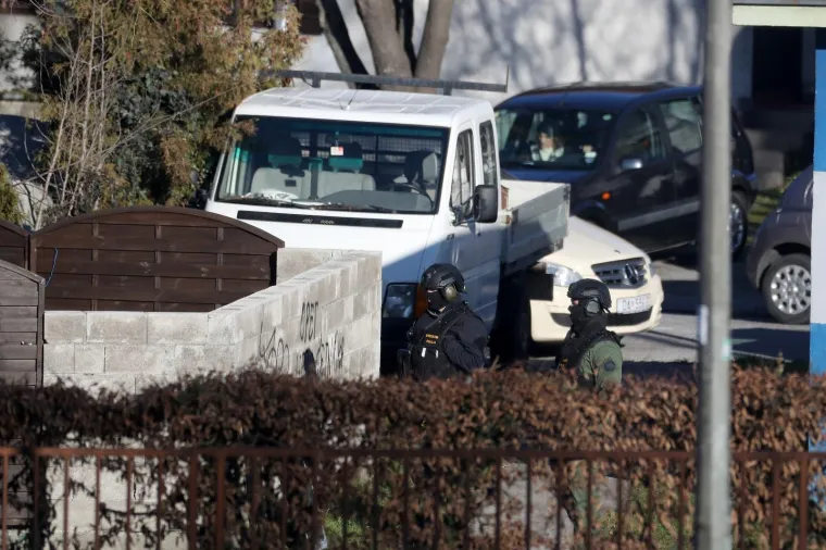 DUGE CIJEVI NA BRANIMIROVOJ: Mu&scaron;karac zatočen u kući prijeti samoubojstvom
