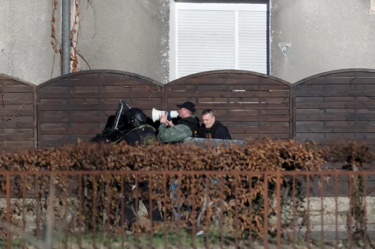 DUGE CIJEVI NA BRANIMIROVOJ: Mu&scaron;karac zatočen u kući prijeti samoubojstvom