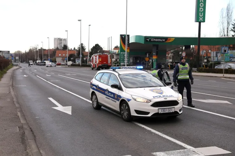 DUGE CIJEVI NA BRANIMIROVOJ: Mu&scaron;karac zatočen u kući prijeti samoubojstvom