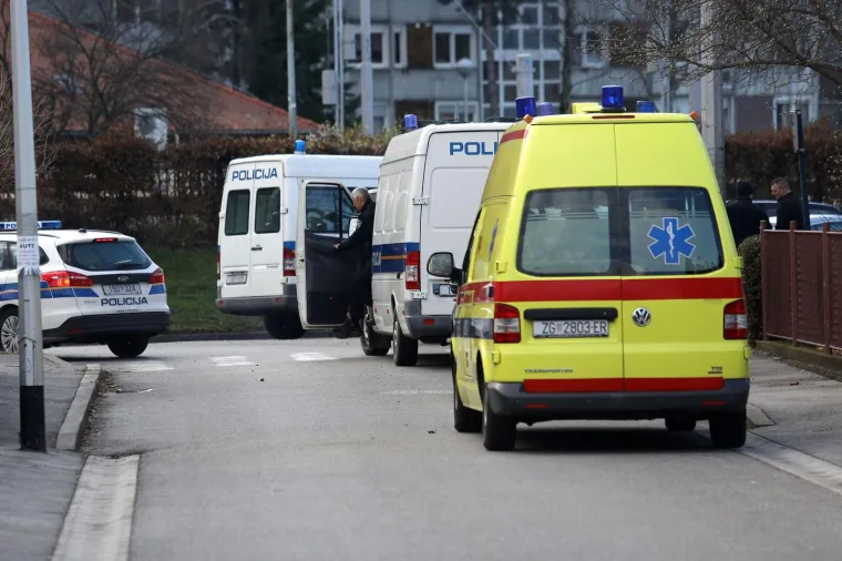 DUGE CIJEVI NA BRANIMIROVOJ: Mu&scaron;karac zatočen u kući prijeti samoubojstvom