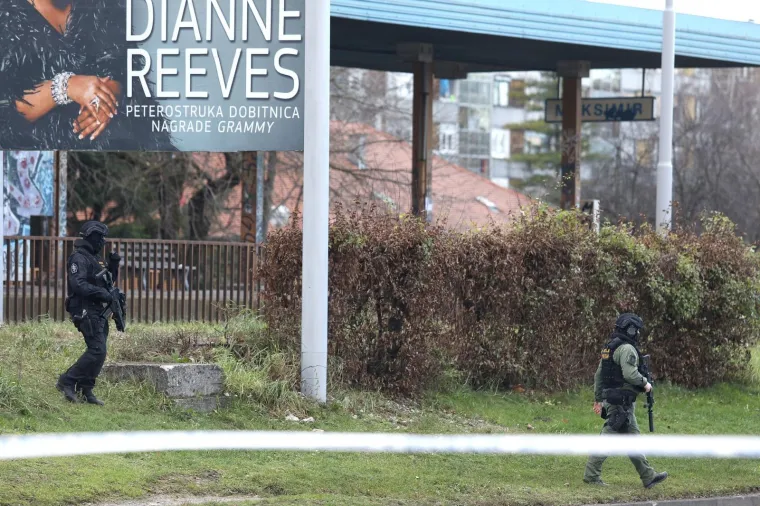 DUGE CIJEVI NA BRANIMIROVOJ: Mu&scaron;karac zatočen u kući prijeti samoubojstvom