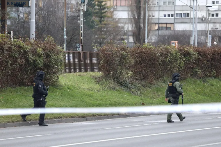 DUGE CIJEVI NA BRANIMIROVOJ: Mu&scaron;karac zatočen u kući prijeti samoubojstvom