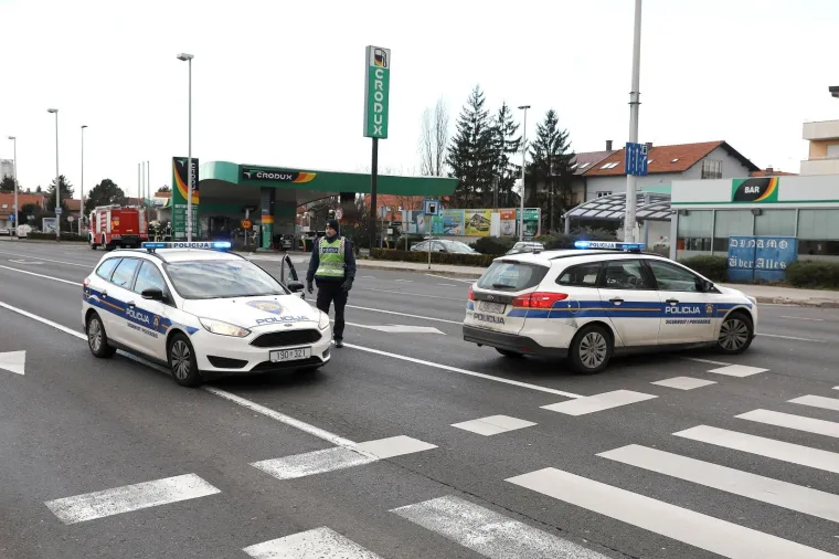 DUGE CIJEVI NA BRANIMIROVOJ: Mu&scaron;karac zatočen u kući prijeti samoubojstvom