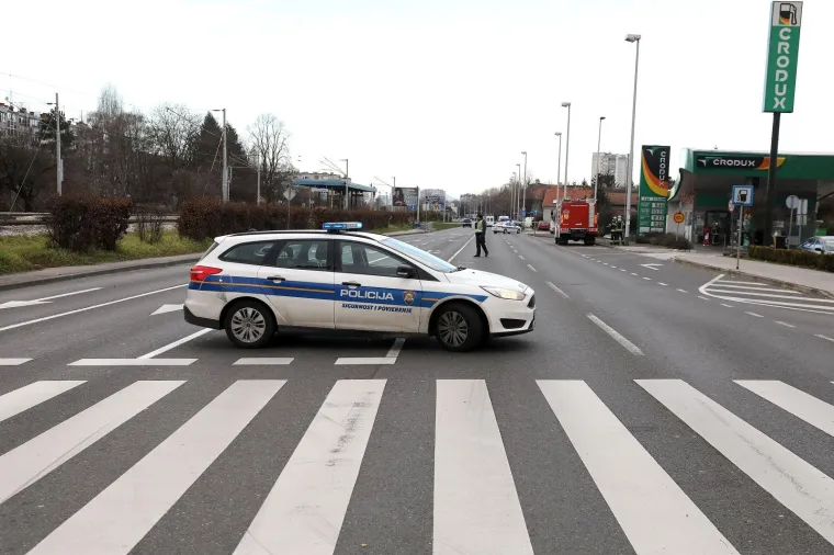DUGE CIJEVI NA BRANIMIROVOJ: Mu&scaron;karac zatočen u kući prijeti samoubojstvom
