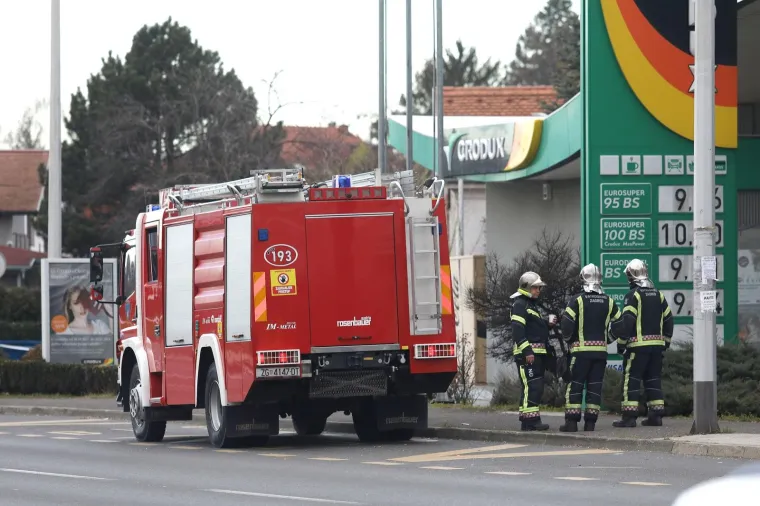 DUGE CIJEVI NA BRANIMIROVOJ: Mu&scaron;karac zatočen u kući prijeti samoubojstvom