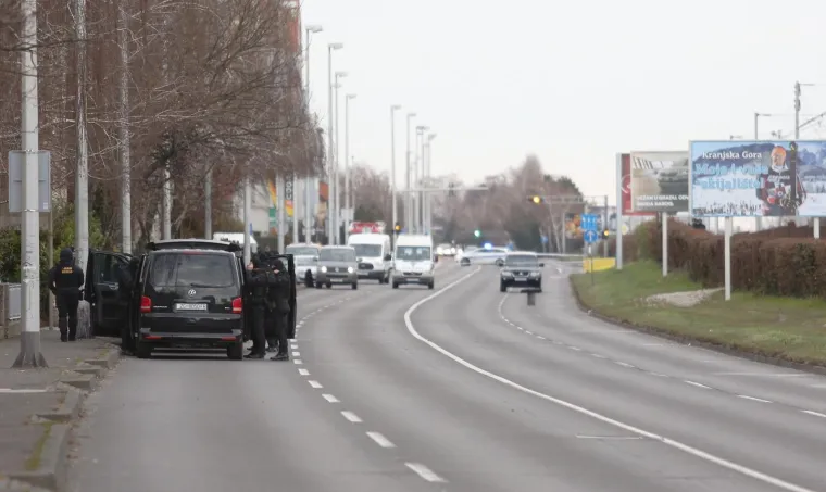 DUGE CIJEVI NA BRANIMIROVOJ: Mu&scaron;karac zatočen u kući prijeti samoubojstvom