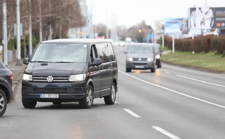 DUGE CIJEVI NA BRANIMIROVOJ: Mu&scaron;karac zatočen u kući prijeti samoubojstvom