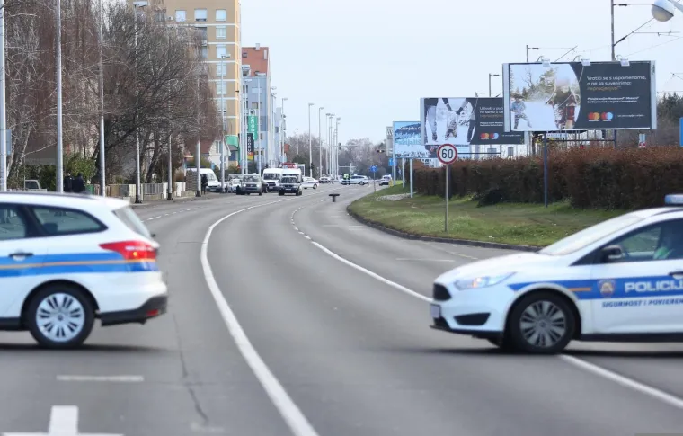 DUGE CIJEVI NA BRANIMIROVOJ: Mu&scaron;karac zatočen u kući prijeti samoubojstvom