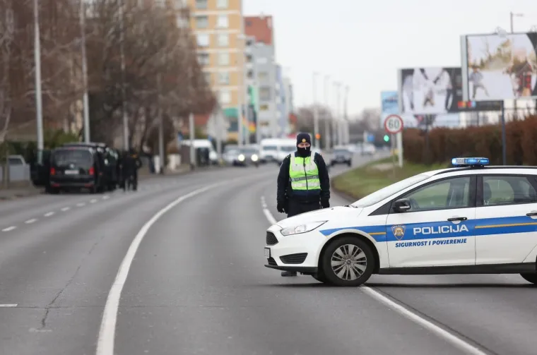DUGE CIJEVI NA BRANIMIROVOJ: Mu&scaron;karac zatočen u kući prijeti samoubojstvom
