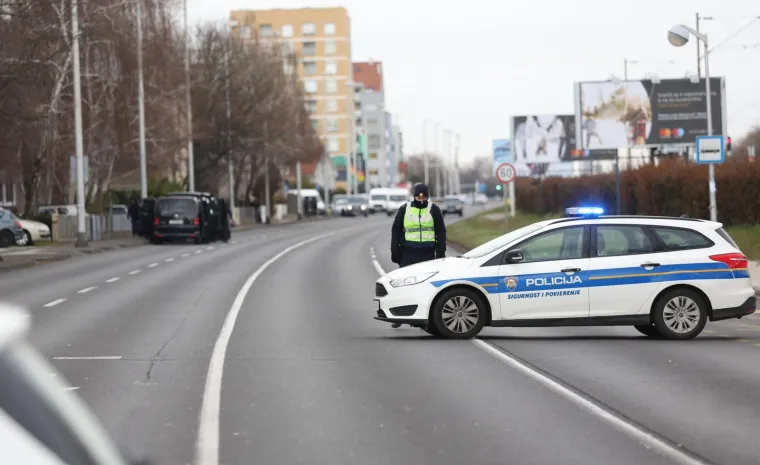 DUGE CIJEVI NA BRANIMIROVOJ: Mu&scaron;karac zatočen u kući prijeti samoubojstvom