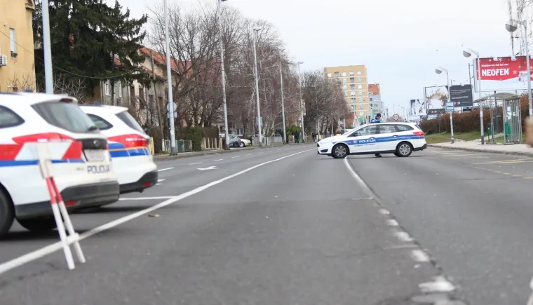DUGE CIJEVI NA BRANIMIROVOJ: Mu&scaron;karac zatočen u kući prijeti samoubojstvom