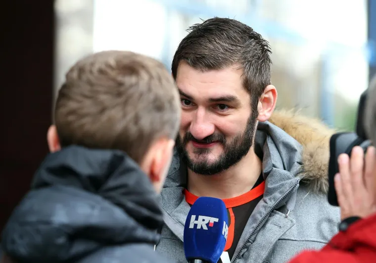 Okupila se rukometna reprezentacija i oti&scaron;la na zavr&scaron;ni dio priprema pred Europsko prvenstvo. Jedinu pripremnu utakmicu igraju ovaj petak, 5. siječnja od 20.30 sati. Tjedan dana kasnije otvaraju prvenstvo protiv Srbije.