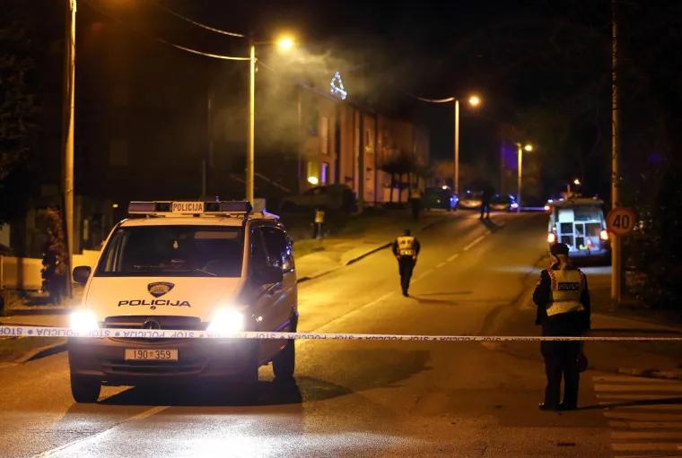 U prometnoj nesreći koja se noćas dogodila Lugu Samoborskom nedaleko Samobora smrtno su stradale dvije osobe. Do tragedije  je do&scaron;lo nakon &scaron;to je osobni automobil zbog jo&scaron; neutvrđenih razloga izletio s ceste.